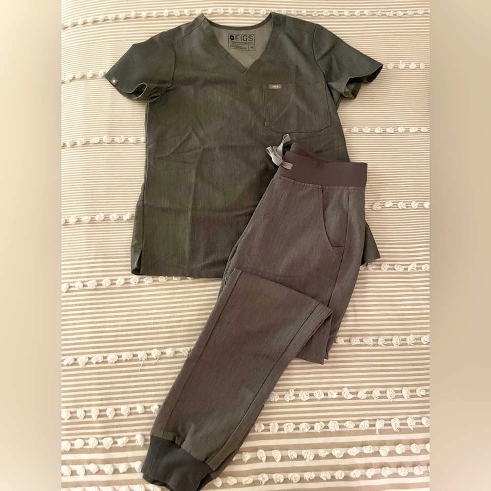Women's FIGS gray scrub set- Catarina top, XS & Zamora Jogger bottom, XXS